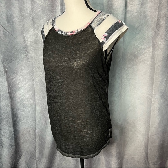 Derek Heart Dark Gray Floral Semi-Sheer Burnout Cap Sleeve Tee - Small - Picture 3 of 9